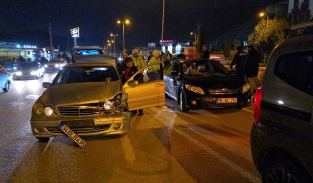 5 araçlı zincirleme trafik kazası: 3 yaralı