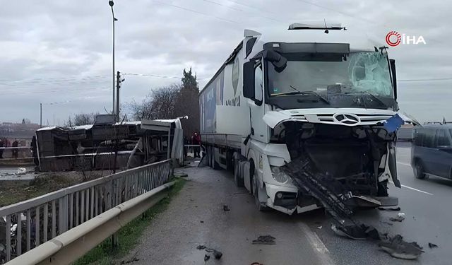 Okul servisi ile tır çarpıştı: 8 öğrencinin durumu ağır