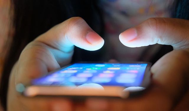 Ekranlar büyüdü, aileler küçüldü: Akıllı telefonlar nüfusu nasıl azaltıyor?