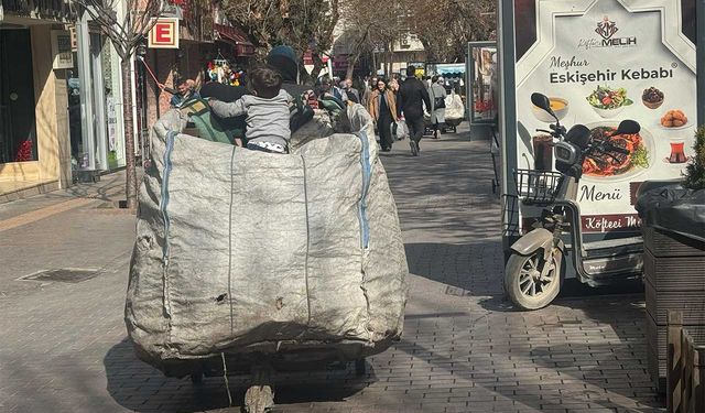 Eskişehir’de yürek burkan görüntü: Çöplerin arasında bir çocuk!