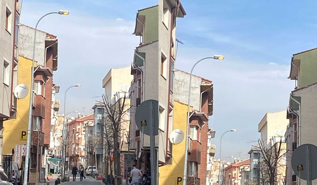 Gündüz vakti sokak lambaları yanıyor: Bu israfın parası kimden çıkıyor?