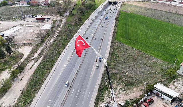 43 metre yüksekliğe dev Türk bayrağı