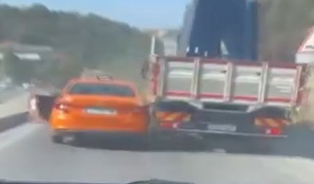Arnavutköy’de yol verme tartışması kaza ile bitti: Kamyonet sürücüsü taksiye çarpıp kaçtı