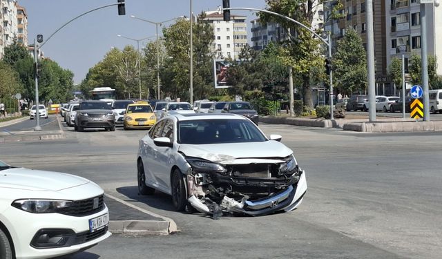 Eskişehir’de korkutan kaza: Ambulans ile otomobil çarpıştı