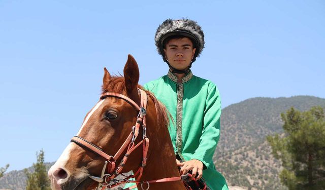 İsmail Mert Yıldırım, boş arazideki parkurda yaptığı antrenmanlarla uluslararası derecelere uzandı