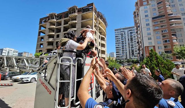 Yangında mahsur kalanlar kurtarılmaya başlandı, çocuklarına kavuşan aileler gözyaşlarına boğuldu