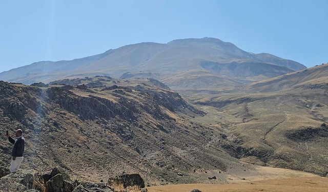 Kuraklık Süphan Dağı’nı vurdu: Aşırı sıcaklar Süphan Dağı’nın karını eritti