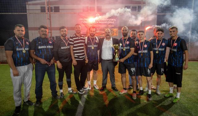 İnönü 9. Geleneksel Halı Saha Turnuvası’nın şampiyonu Manda Birliği oldu