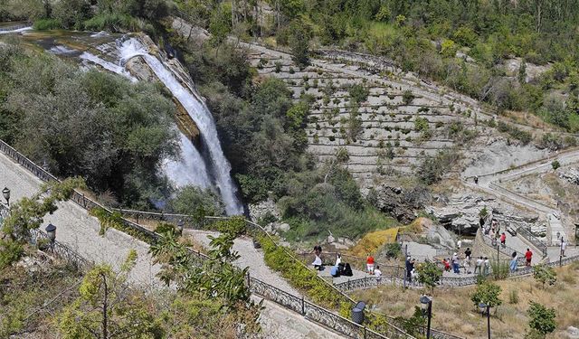 Tortum Şelalesi'nde su seviyesi düştü, ziyaretçi ilgisi sürüyor