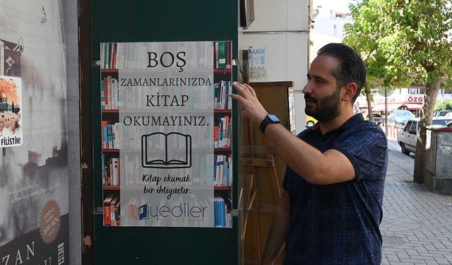 Dükkan önüne astıkları afiş vatandaşlara okuma alışkanlığı kazandırıyor