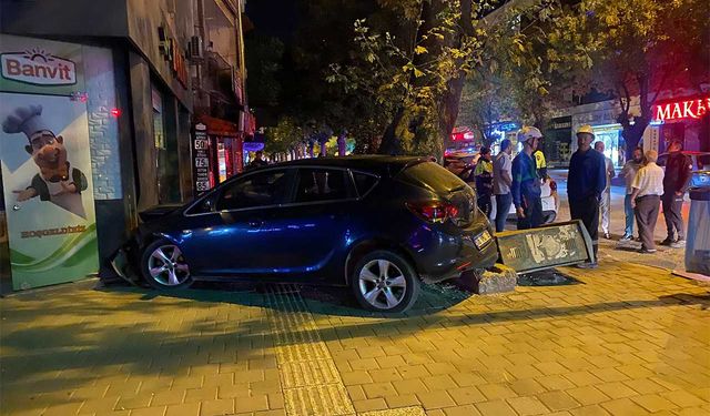 Bursa’da kontrolden çıkan otomobil önce elektrik panosuna ardından motosiklete çarptı