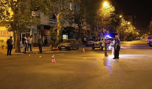 Sokak ortasında silahla defalarca ateş edildi, polis şüphelilerin peşine düştü