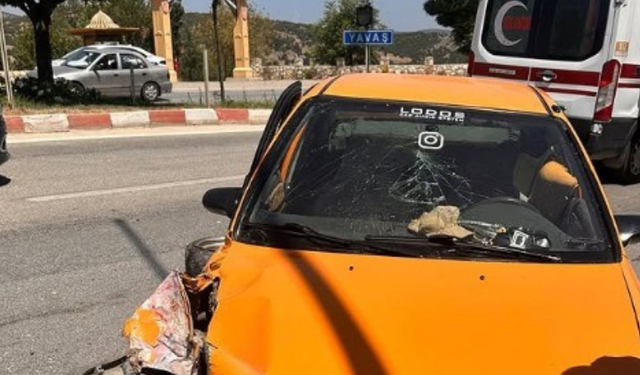 Eskişehir yolunda kaza: Otomobil aydınlatma direğine çarptı, 2 yaralı