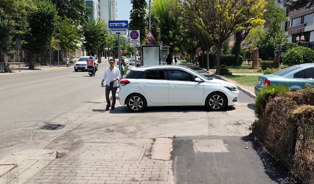 Eskişehir’de engelli yollarına araç parkları sorun yaratıyor