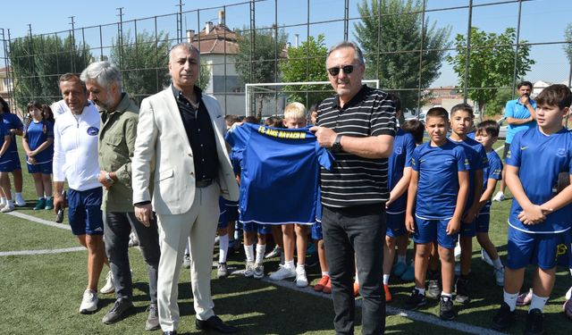 Atam'a forma hediye edildi