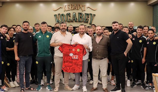 Akşam yemeğinde buluştular