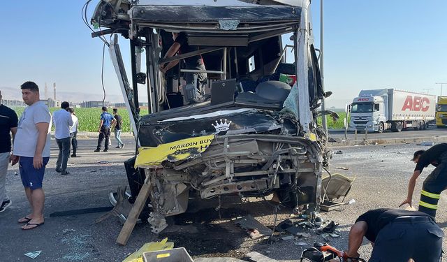 Mardin’de halk otobüsü ile tır çarpıştı: 1 ölü, 11 yaralı