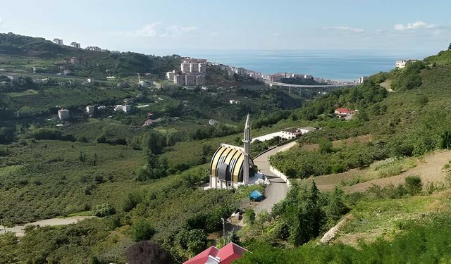 Dünyada bir benzeri olmayan cami görüntüsüyle dikkat çekiyor