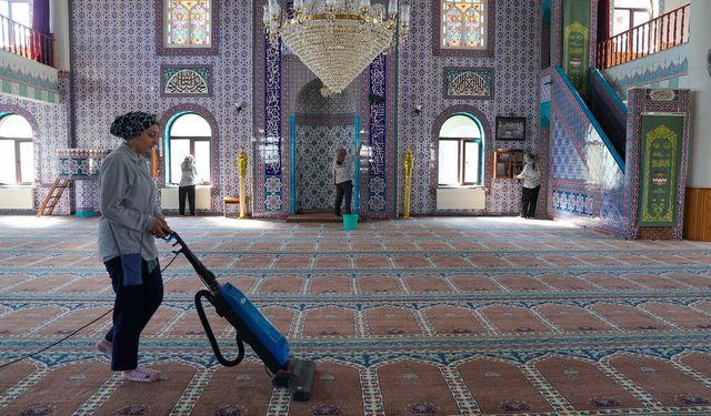 Tepebaşı’nda Camiler Pırıl Pırıl Oluyor