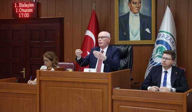 Kurt’tan Kepez’e yanıt: Siz Sarıcakaya Belediye Başkanı’na madalya takmıştınız