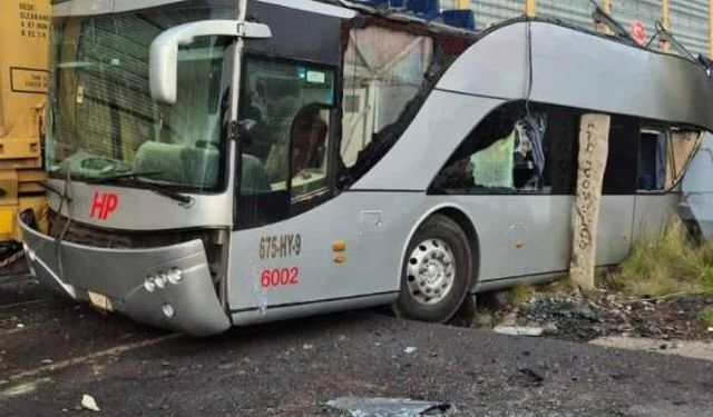Tren yolcu otobüsüne çarptı: 8 ölü, 45 yaralı
