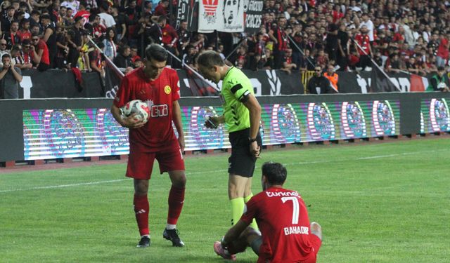 Duran topların başında