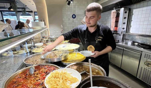 Eli kalem değil kepçe tuttu, 17 yaşında 30 çeşit yemek çıkartıyor