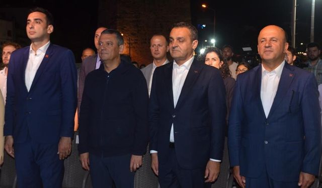 CHP Genel Başkanı Özel: "Turistlerin başının üstünden roketler, füzeler geçiyor"