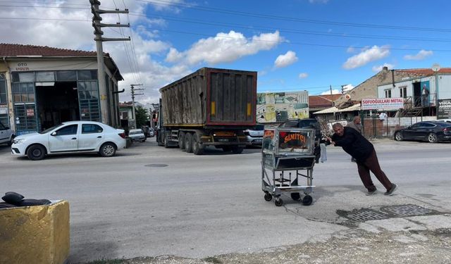 Güçlükle yürüyor, umudu taşıyor: Eskişehir'de 4 çocuğa simitli gelecek...