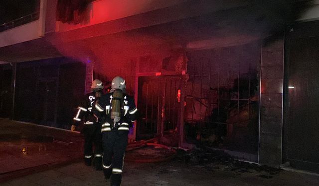 Bir iş yerine ait depoda çıkan yangın korkuttu