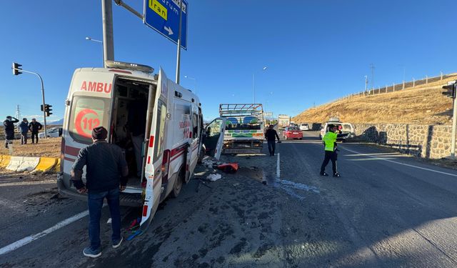 Ambulans kamyonetle çarpıştı: 2’si ağır 7 yaralı