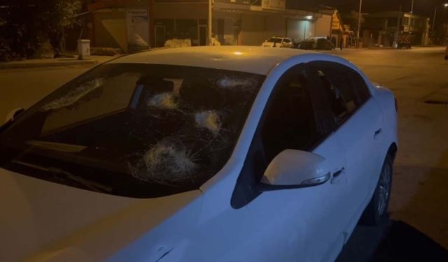 Kiraladığı otomobilin camlarını kırdı