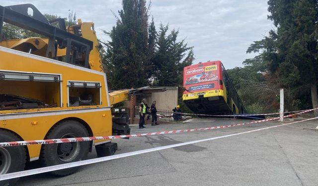 Üsküdar’da freni patlayan İETT otobüsü istinat duvarında asılı kaldı