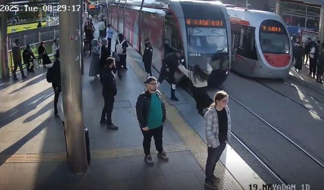 Güvenlik görevlisi genç kızı tramvayın altında kalmaktan son anda kurtardı