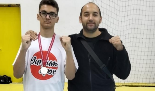 Efe Carl Demirli'den kick boks branşında şampiyonluk