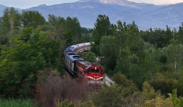 Erzincan’da sonbahar manzarası eşliğinde yol alan Doğu Ekspresi