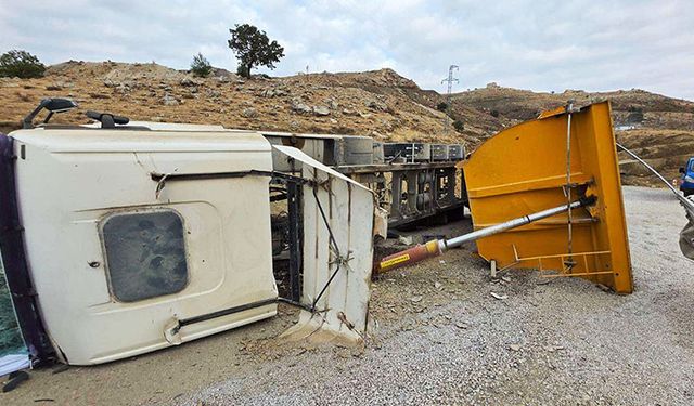 Mıcır yüklü kamyon devrildi: 1 yaralı