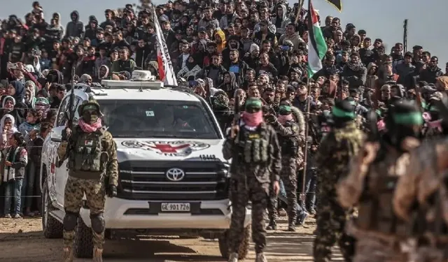 İsrail’in serbest bıraktığı mahkumları taşıyan ilk otobüs Gazze’ye ulaştı