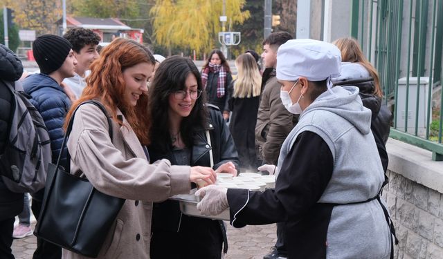 Eskişehir'de üniversiteliye sıcak başlangıç: Öğrencilere günaydın çorbası!