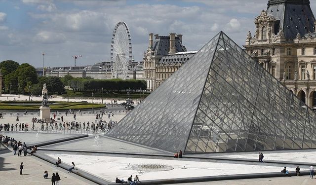 Paris'teki ünlü Louvre Müzesi'nde panik: 40 milyon dolarlık soygun