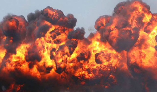Ekvador'da AVM'nin önündeki araç bomba gibi patladı: 1 ölü