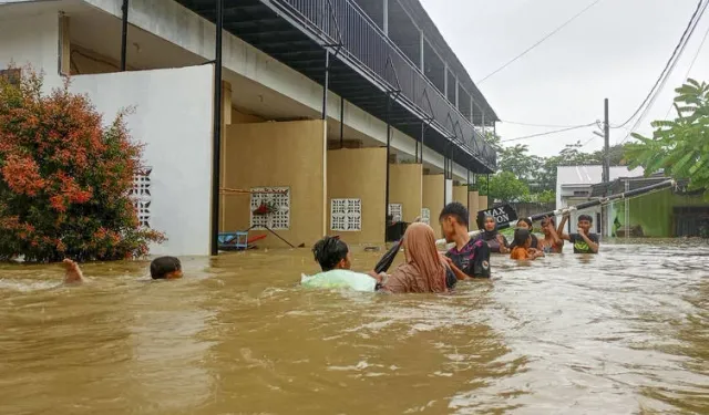 Endonezya’da sel felaketinde can kaybı 174’e yükseldi!