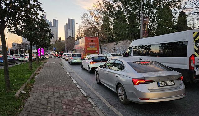 Okulların açılmasıyla İstanbul'da trafik yoğunluğu yaşandı