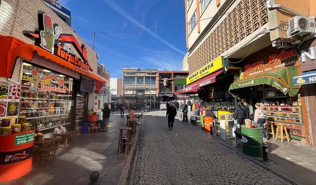 Neşeli Günler filmi Eskişehir'de gerçek oldu: Eşinin dükkanı karşısına turşucu açtı