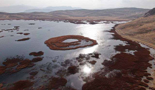 Keşiş Gölü'nde su seviyesi endişe veriyor
