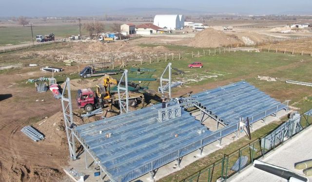 İnönü Spor Kompleksine çelik tribün yerleştiriliyor