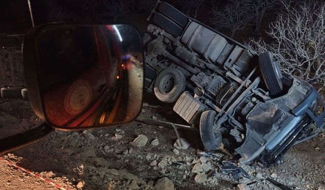 Devrilen tırın sürücüsü hayatını kaybetti