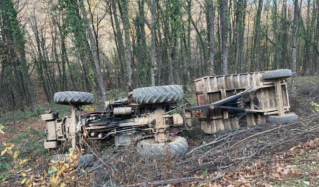 Devrilen traktördeki 2 kişi yaralandı