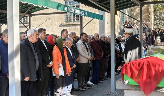 Sokak ortasında öldürülen kadına oğlundan son görev