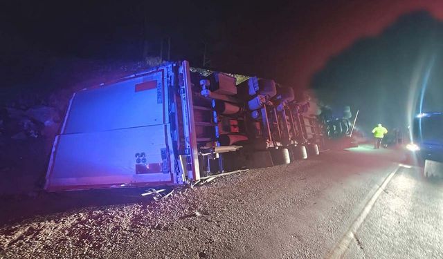 Devrilen tırın sürücüsü hayatını kaybetti